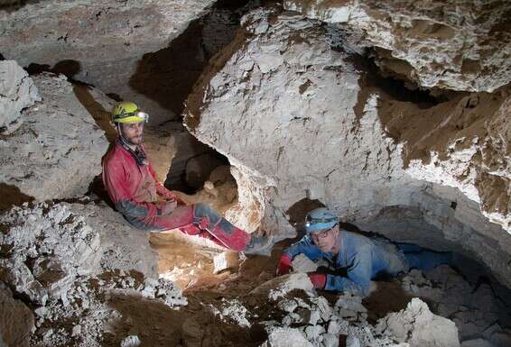 "לא הכנו את עצמנו למערה כזו". חוקרים במערת החוואר שאותרה // צילום: בועז לנגפורד